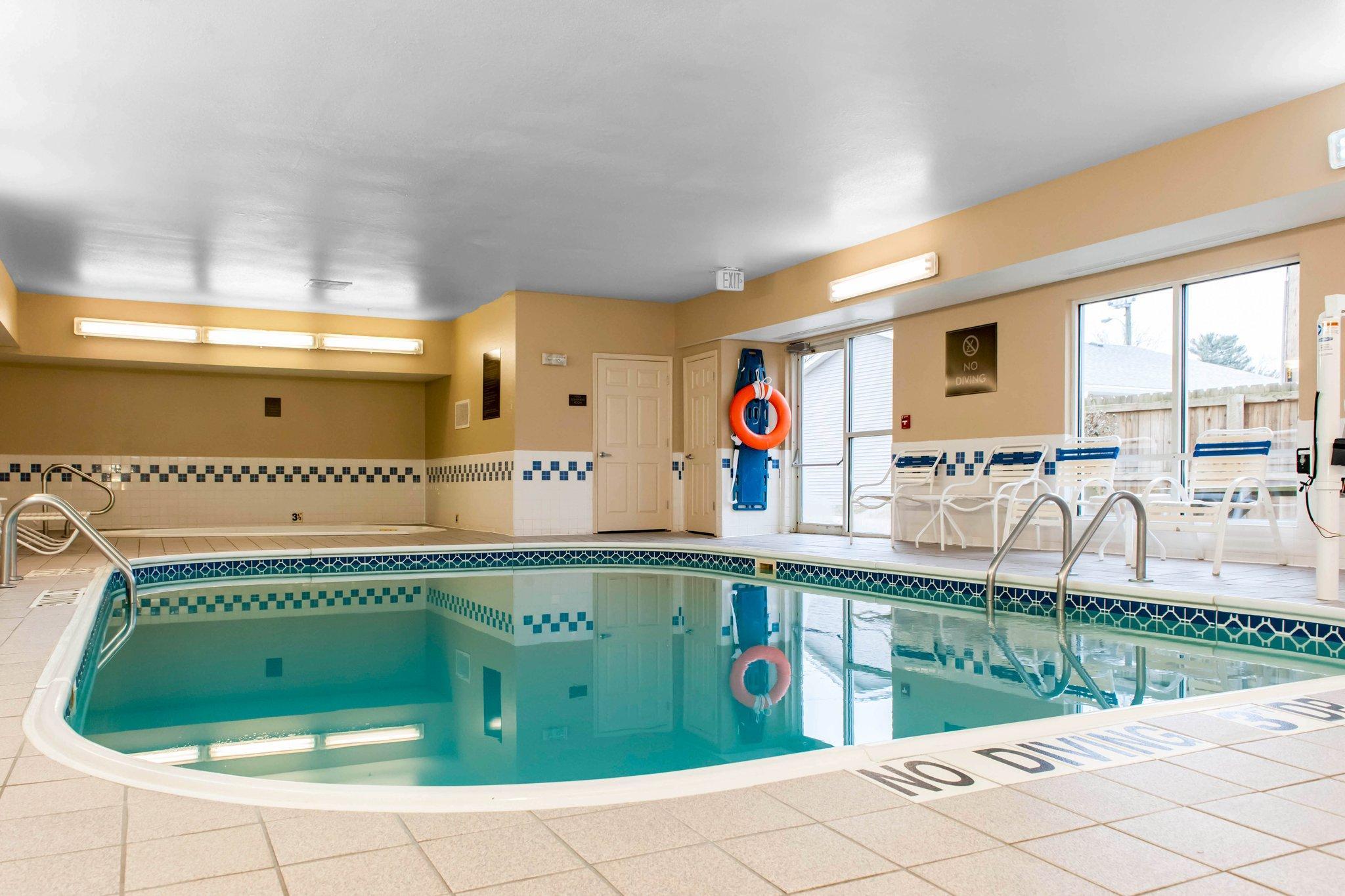 Comfort Suites Terre Haute University Area Exterior photo