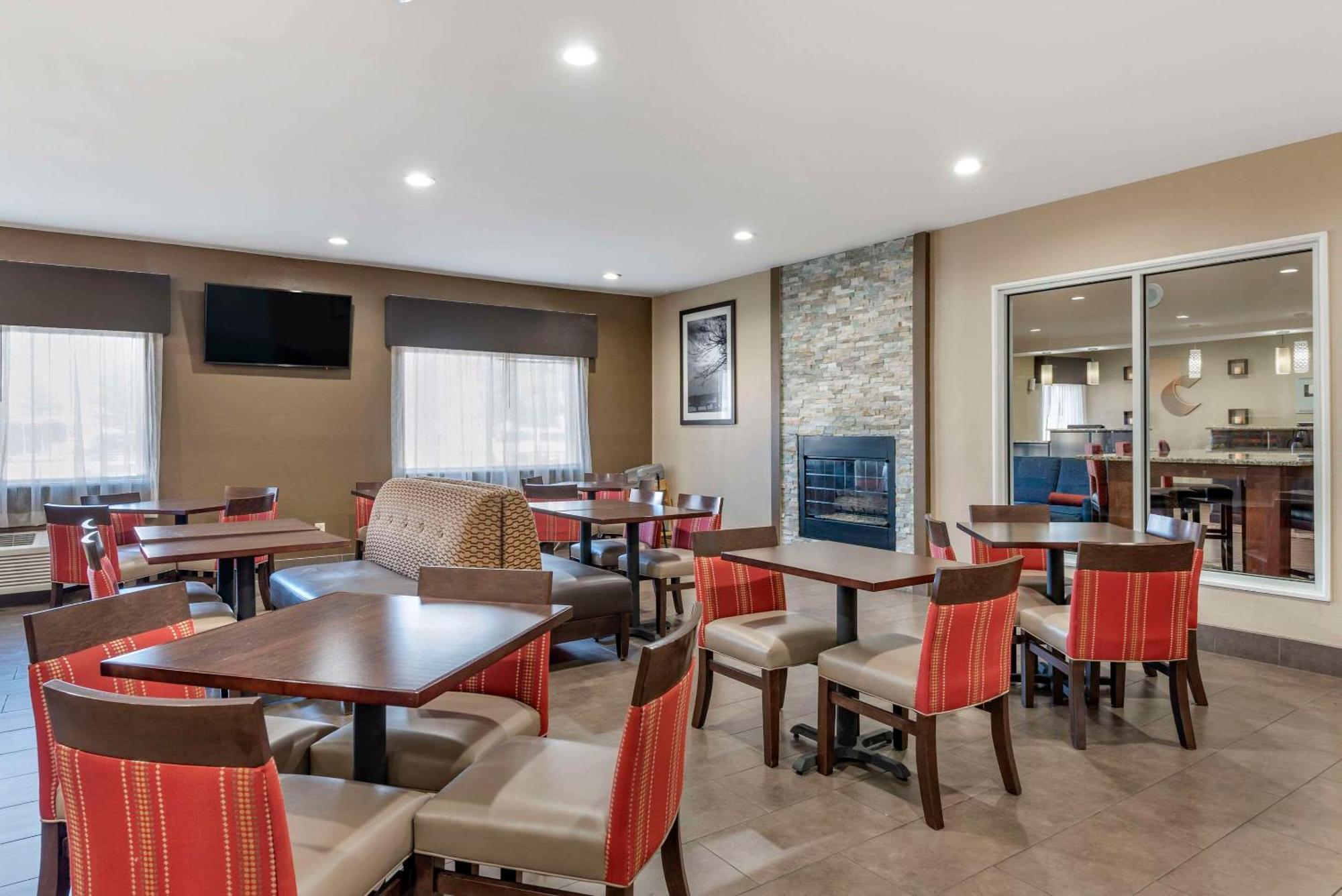 Comfort Suites Terre Haute University Area Exterior photo