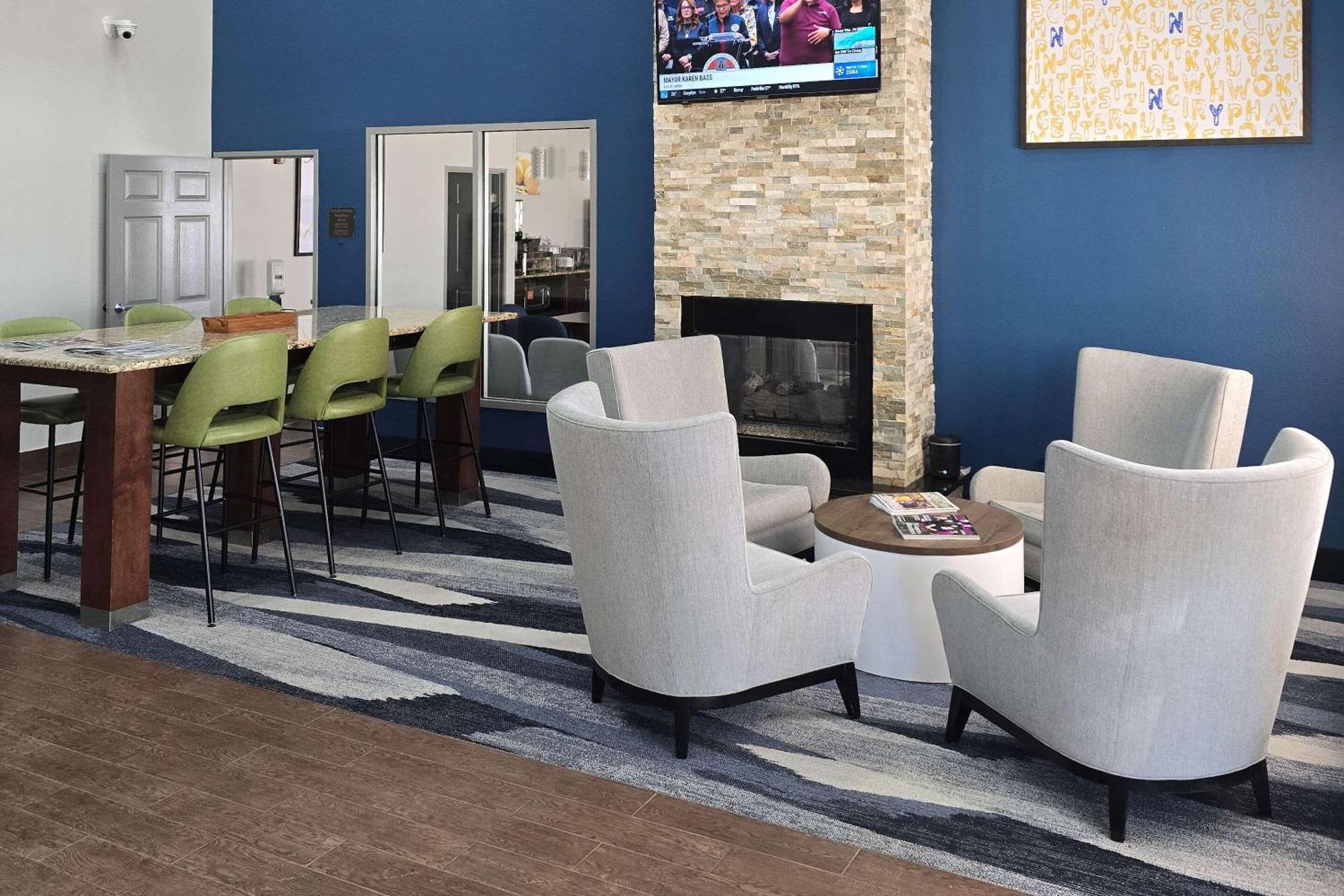 Comfort Suites Terre Haute University Area Exterior photo