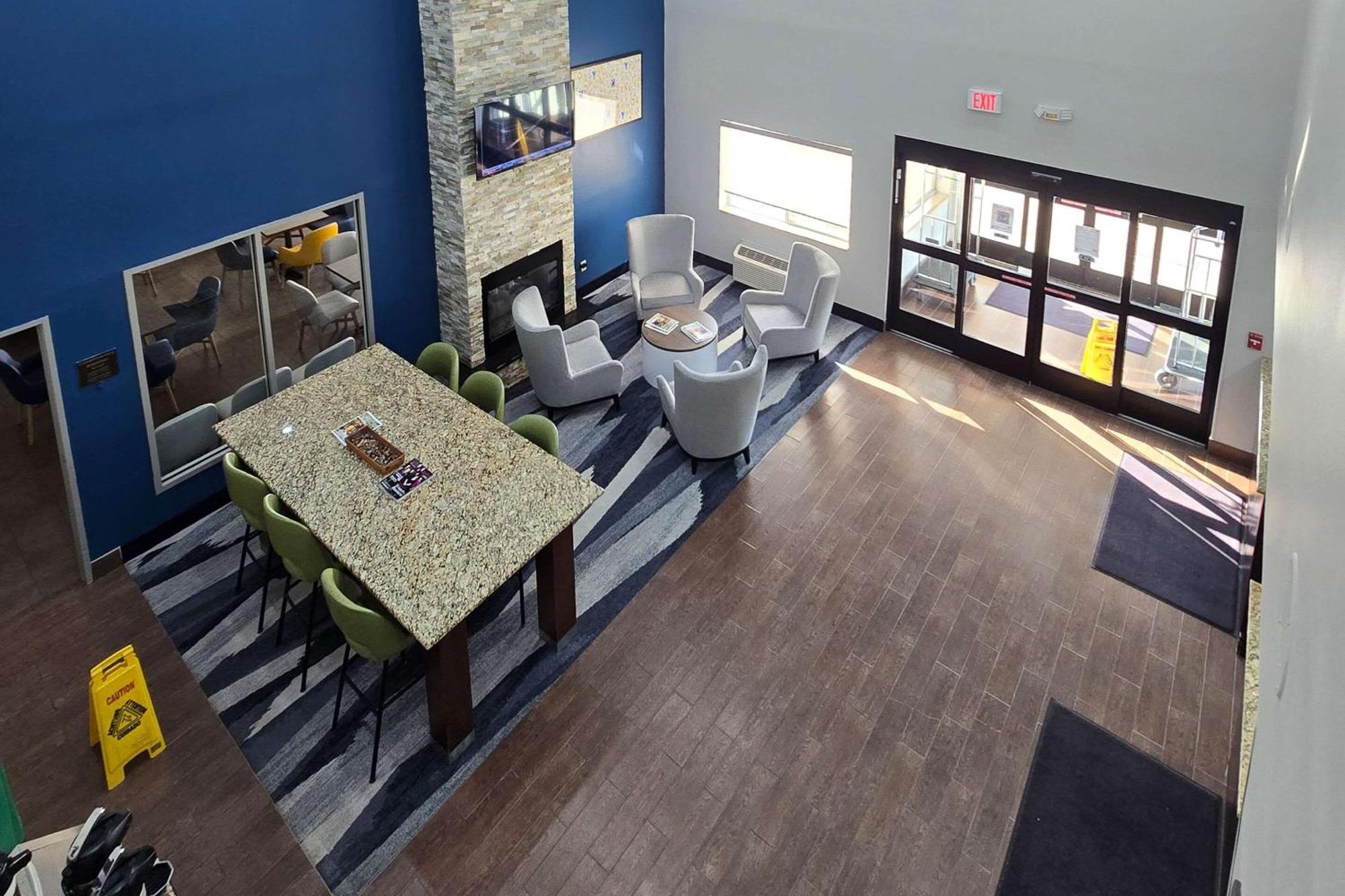 Comfort Suites Terre Haute University Area Exterior photo